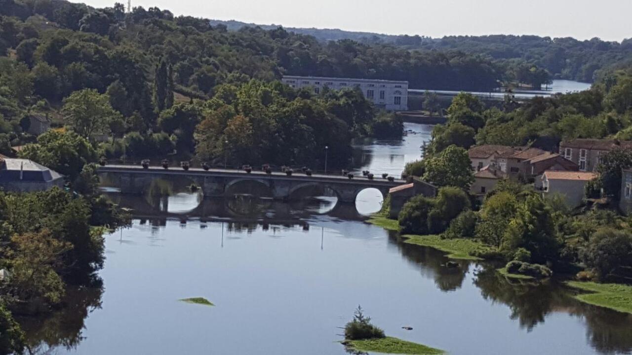 Maison La Roche Chambre D'Hotes Le Vigeant Exteriér fotografie