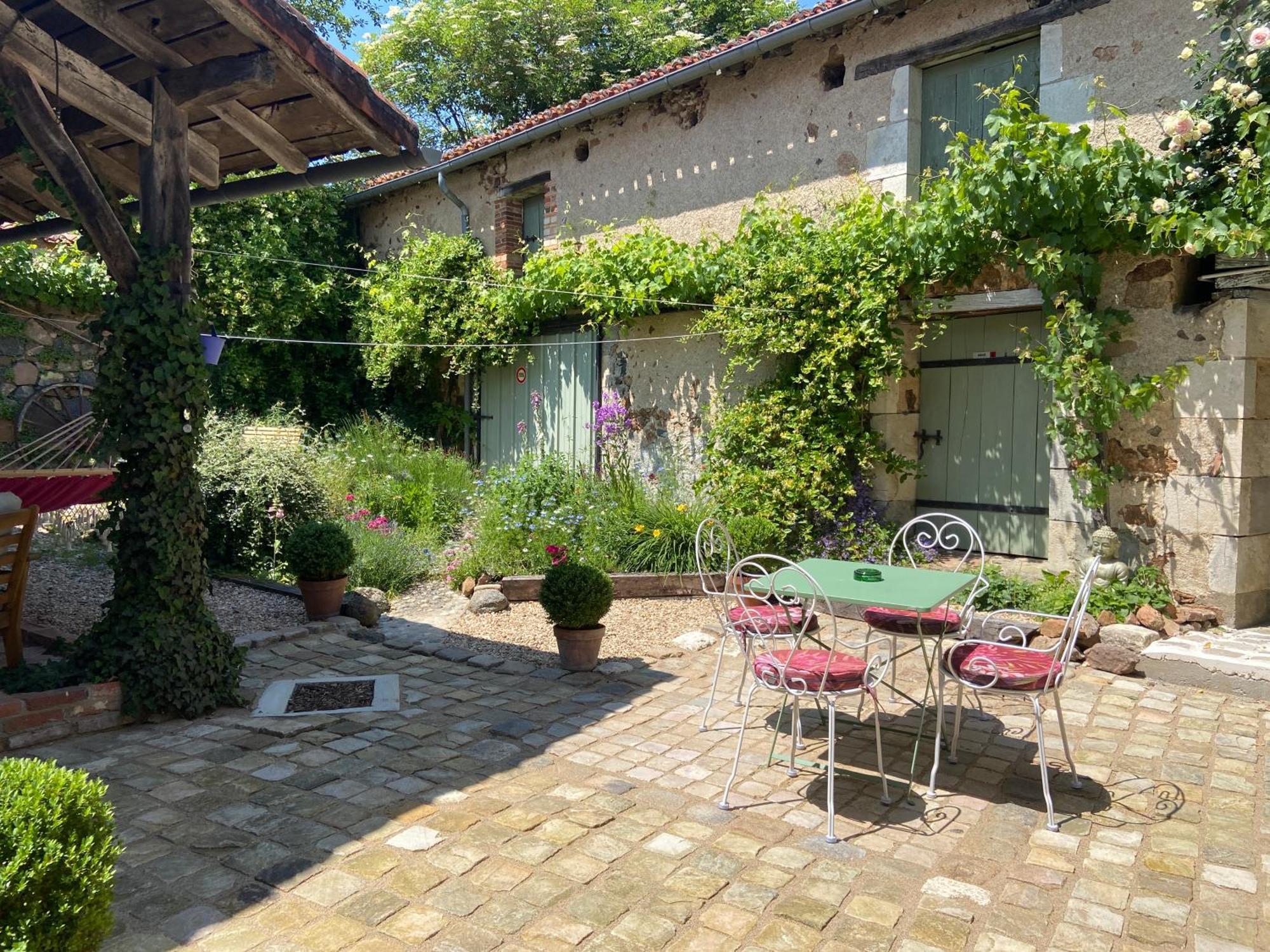 Maison La Roche Chambre D'Hotes Le Vigeant Exteriér fotografie